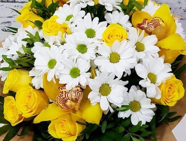 Buchet din trandafiri galbeni, crizantemă și orhidee foto