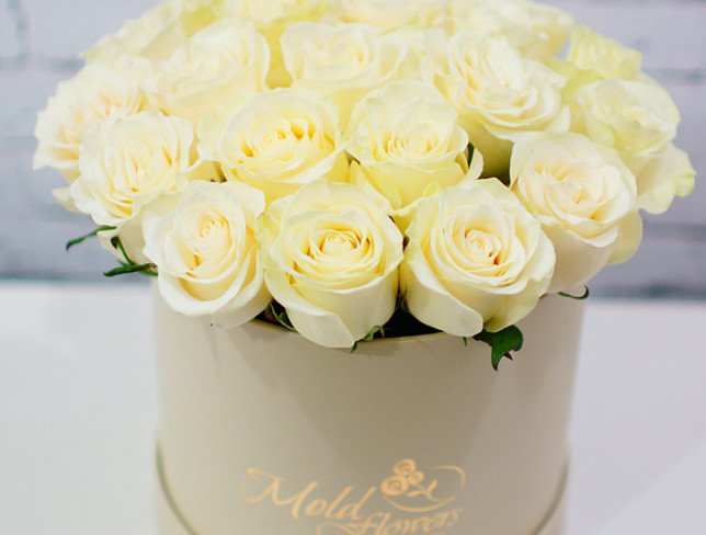 Cutie de culoare bej cu trandafiri albi foto
