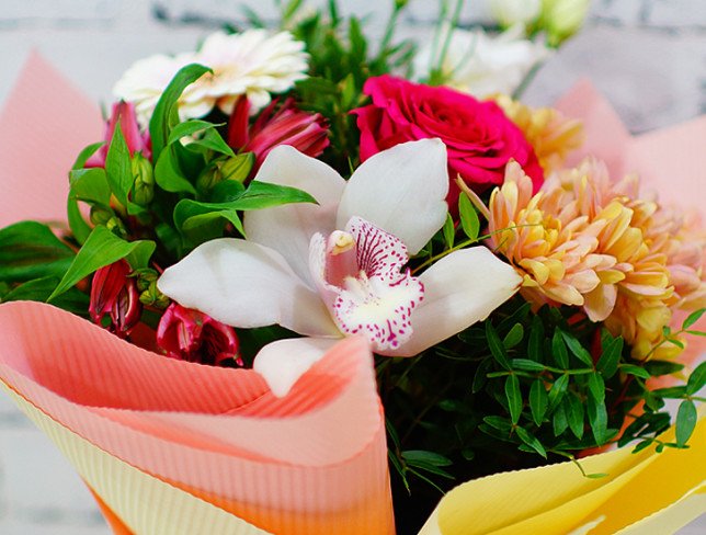 Букет из розовых роз, альстромерией, белой орхидеей, эустомой, герберы, оранжевых хризантем фото