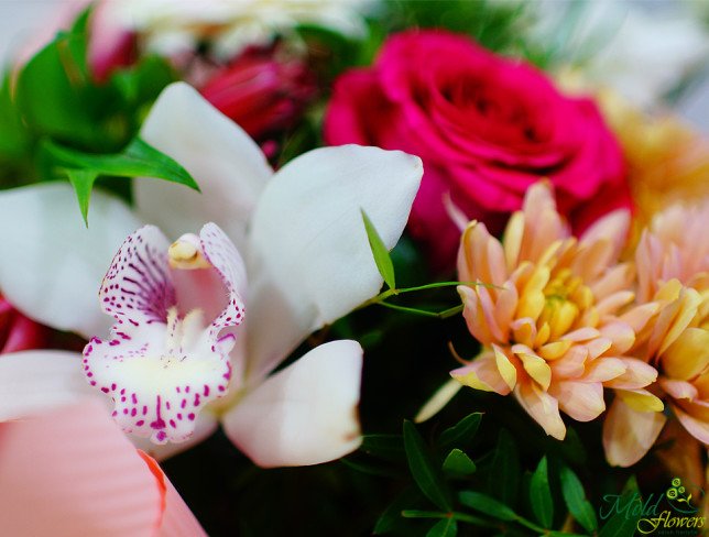 Букет из розовых роз, альстромерией, белой орхидеей, эустомой, герберы, оранжевых хризантем фото