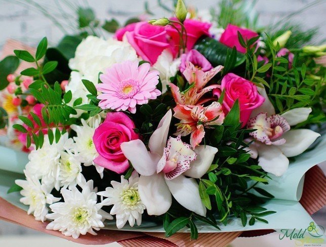 Букет с белой орхидеей и розовыми розами Фото