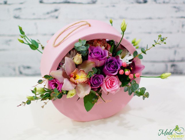 Розовая коробка с розовыми розами, орхидеей, гиперикумом, эустомой, альстромерией, фиолетовыми розами фото