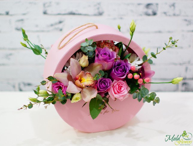 Розовая коробка с розовыми розами, орхидеей, гиперикумом, эустомой, альстромерией, фиолетовыми розами фото