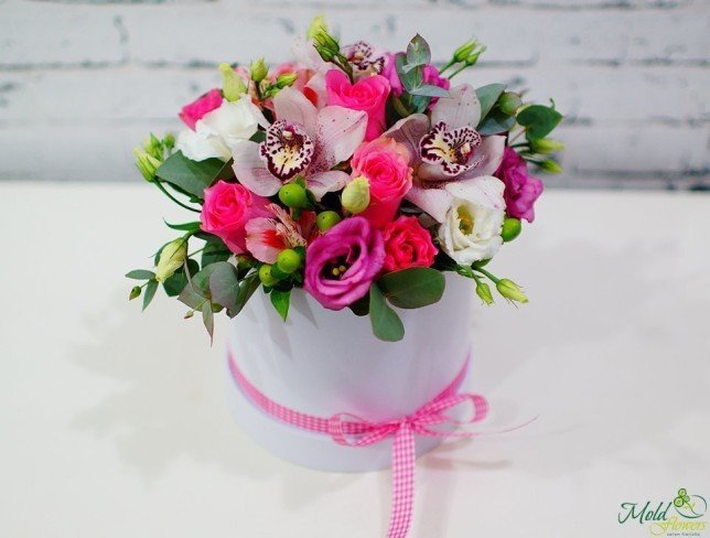 Белая коробка с розовыми розами, эустомами, орхидеями, альстромериями, белой эустомой, зеленым гиперикумом фото