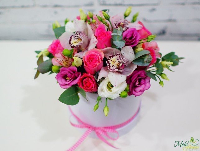 Белая коробка с розовыми розами, эустомами, орхидеями, альстромериями, белой эустомой, зеленым гиперикумом фото