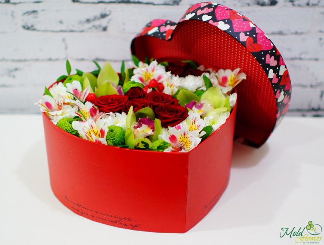 Красная коробка- сердце с красными розами, зелеными орхидеями и хризантемами, белыми альстромериями и хризантемами фото