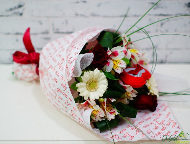 Букет с красными розами, белой альстромерией, кремовыми герберами, декоративным сердцем фото