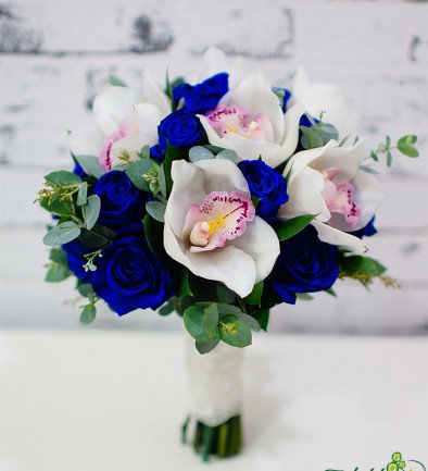 Buchetul miresei cu trandafiri albaștri și orhidee albă foto 394x433