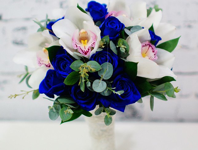 Букет невесты с синими розами и белыми орхидеями Фото