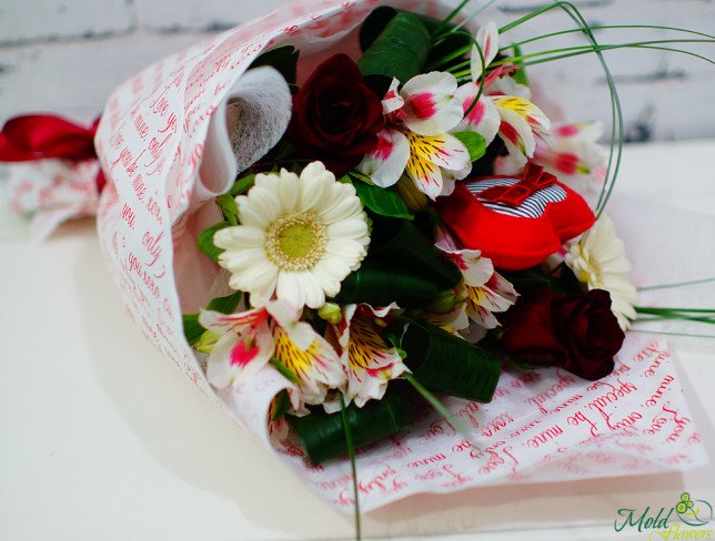 Букет с красными розами, белой альстромерией, кремовыми герберами, декоративным сердцем фото