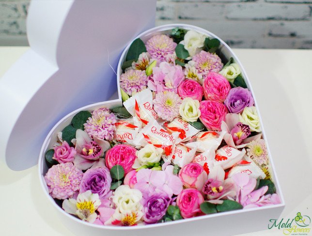 Коробка сердце с фиолетовой розой, хризантемой, розовыми мелкоцветками, орхидеями, гортензией, альстромерией фото