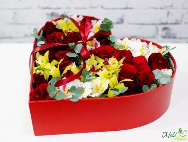 Красная коробка сердце с красными розами и зелёной орхидеей Фото