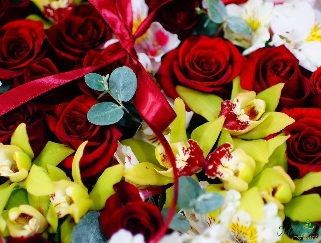Cutie inima roșie cu trandafiri roșii și orhidee verde foto