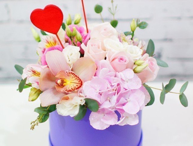 Cutie violetă cu hortenzie și orhidee foto