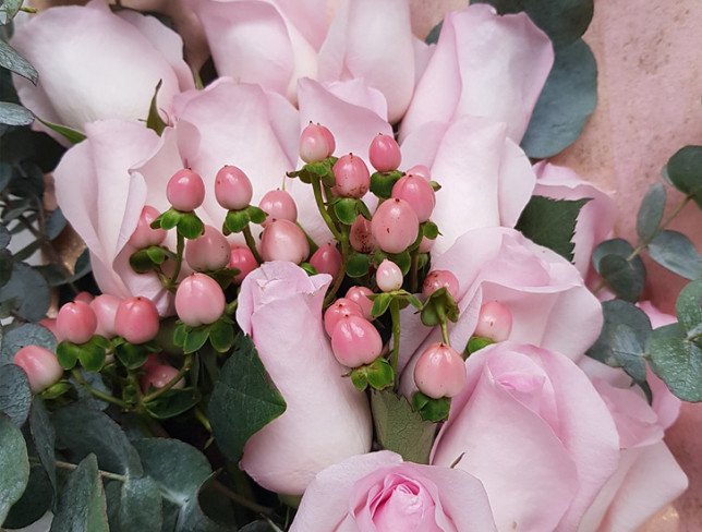Букет из розовых роз, гиперикума, эвкалипта фото