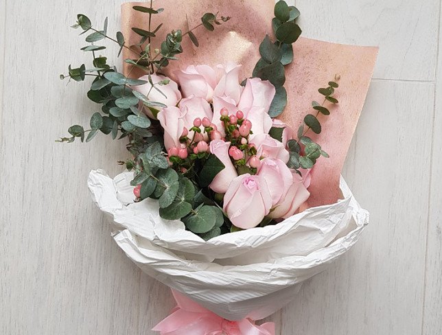 Букет из розовых роз, гиперикума, эвкалипта фото