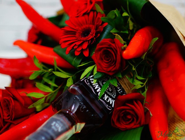 Букет с красными розами, герберами, бутылкой Jack Daniel's, красным перцем в крафт бумаге фото