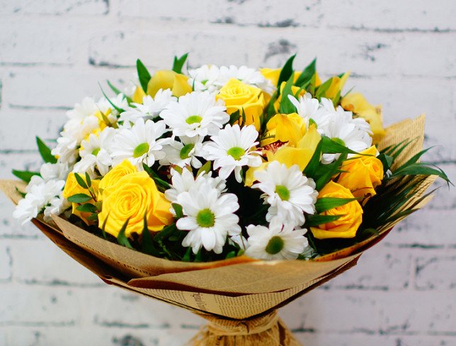 Букет с жёлтыми розами, хризантемой и орхидеей 2 Фото