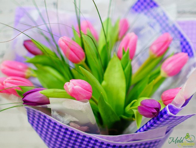 Букет из розовых и фиолетовых тюльпанов Фото