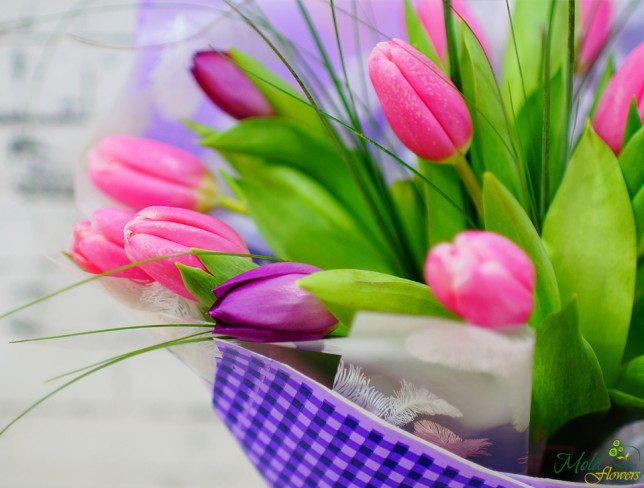 Букет из розовых и фиолетовых тюльпанов Фото