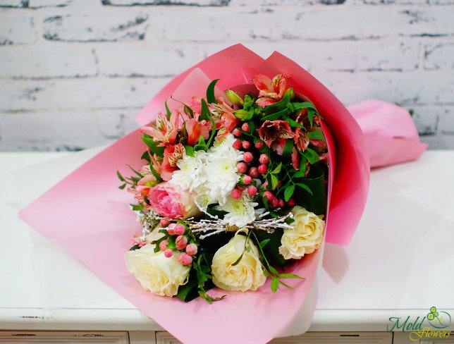Букет из розовых альстромерий, гиперикума, белых и розовых роз, белых хризантем фото