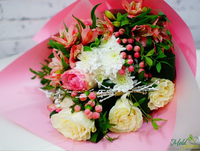 Букет из розовых альстромерий, гиперикума, белых и розовых роз, белых хризантем фото