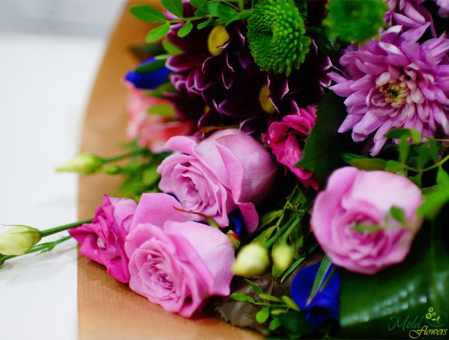 Букет из фиолетовых роз, ирисов, хризантем, розовых и белых эустом, зеленых хризантем в крафт бумаге фото