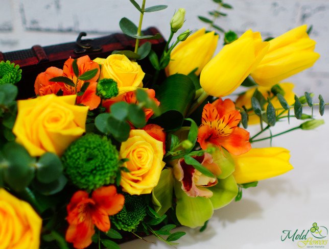 Сундук с желтыми тюльпанами, розами, орхидеей, оранжевыми альстромериями, зеленой хризантемой, эвкалиптом  фото