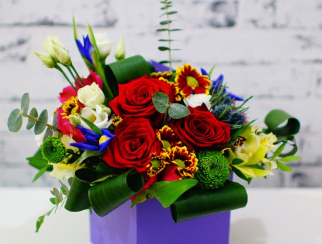 Фиолетовая коробочка с розами, ирисами, эустомой, орхидеей, альстромерией, хризантемой фото