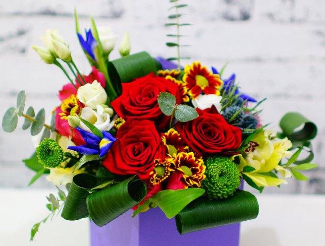 Фиолетовая коробочка с розами, ирисами, эустомой, орхидеей, альстромерией, хризантемой фото