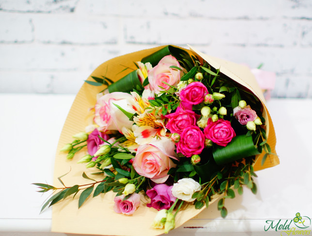 Букет из розовых роз, кустовых роз, белых эустом, альстромерий, эвкалипта, зелень в кремовой бумаге фото