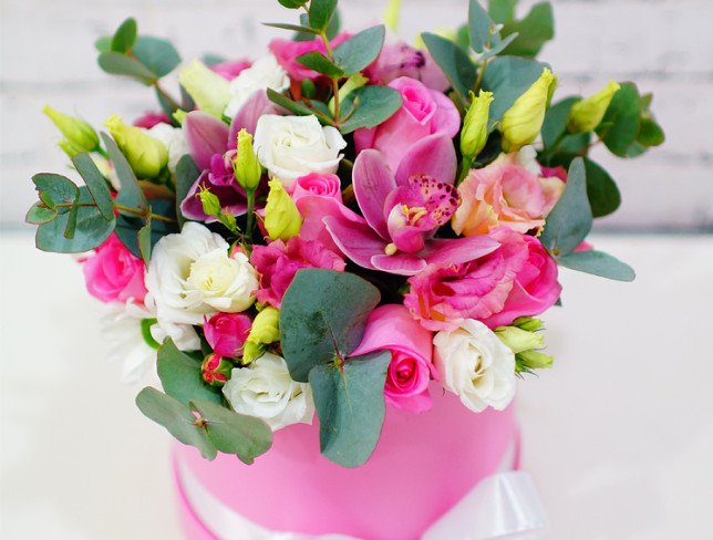 Compoziție cu orhidee, trandafiri și eustoma în cutie foto