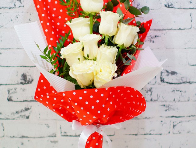 Букет из белых роз, эвкалипта в бело-красной бумаге фото