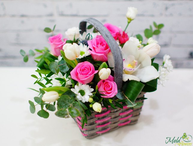 Корзина с белыми орхидеями, хризантемами, тюльпанами, эустомами, розовыми розами, эвкалиптом  фото
