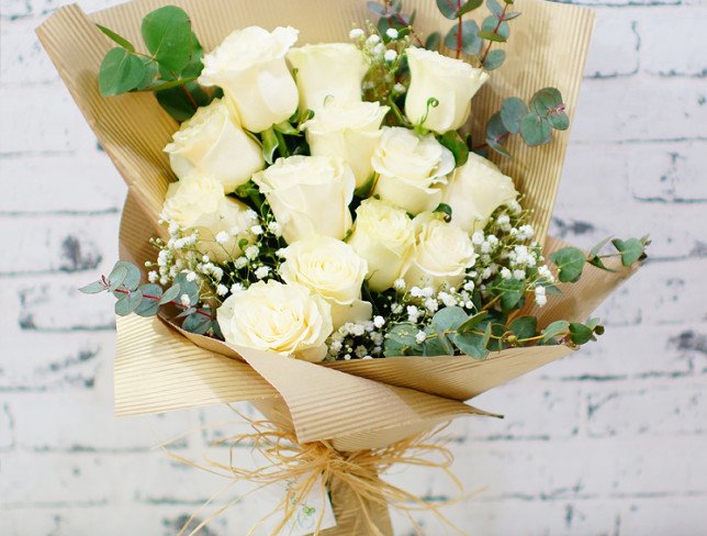 Букет из белых роз, гипсофилы, эвкалипта в золотой бумаге фото