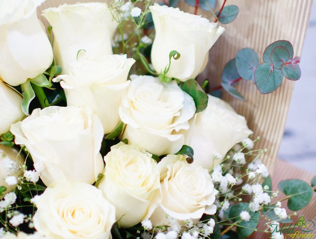 Букет из белых роз, гипсофилы, эвкалипта в золотой бумаге фото