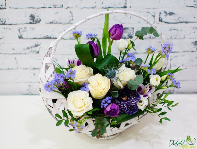 Корзина с белыми розами, эустомами, альстромерией, фиолетовой орхидеей, тюльпанами, статицей, эвкалипт фото