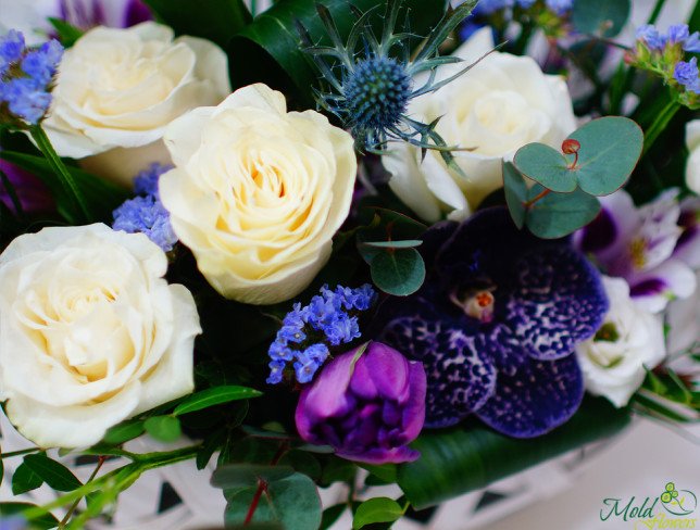 Корзина с белыми розами, эустомами, альстромерией, фиолетовой орхидеей, тюльпанами, статицей, эвкалипт фото