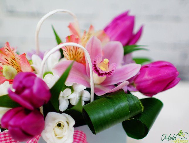 Сумочка с розовой орхидеей и тюльпанами Фото