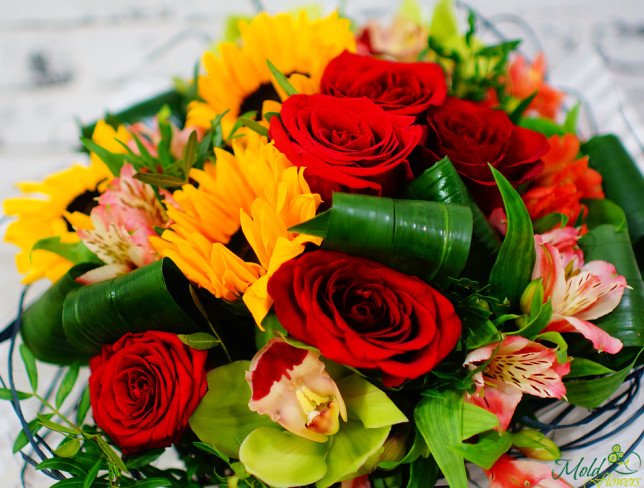 Buchet cu floarea soarelui, trandafiri roșii și orhidee verde foto