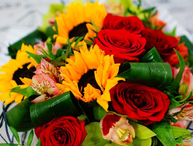 Buchet cu floarea soarelui, trandafiri roșii și orhidee verde foto