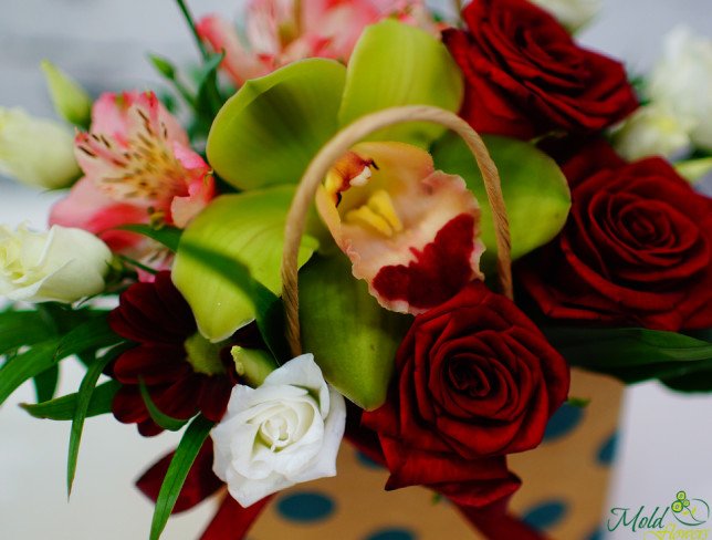 Gentuța cu trandafiri roșii și orhidee verde foto