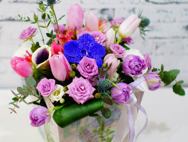 Коробка из роз, орхидеей вандой, каллы, тюльпанов, альстромерии, эвкалипта фото