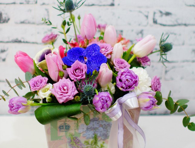 Коробка из роз, орхидеей вандой, каллы, тюльпанов, альстромерии, эвкалипта фото