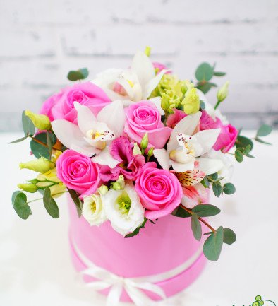 Cutie roz cu trandafiri, eustoma și orhidee 2 foto 394x433