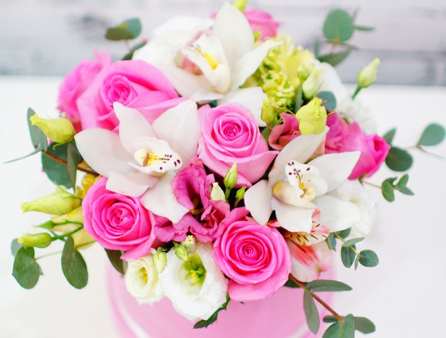 Розовая коробка с розами, эустомой и орхидеей 2 Фото