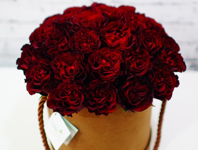 Бархатная коробка с красными розами Фото