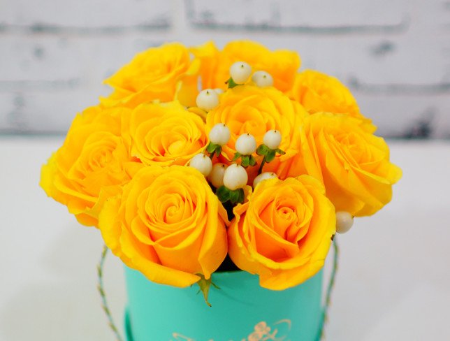 Маленькая бирюзовая коробка с желтыми розами и белым гиперикумом фото