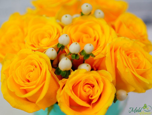 Маленькая бирюзовая коробка с желтыми розами и белым гиперикумом фото