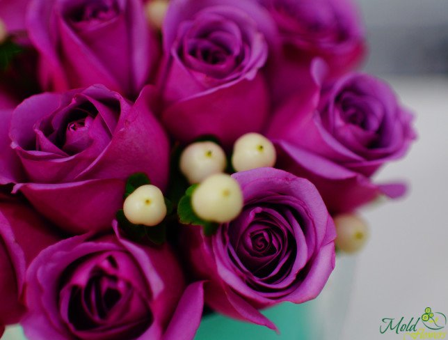 Бирюзовая коробочка с фиолетовыми розами и белым гиперикумом фото